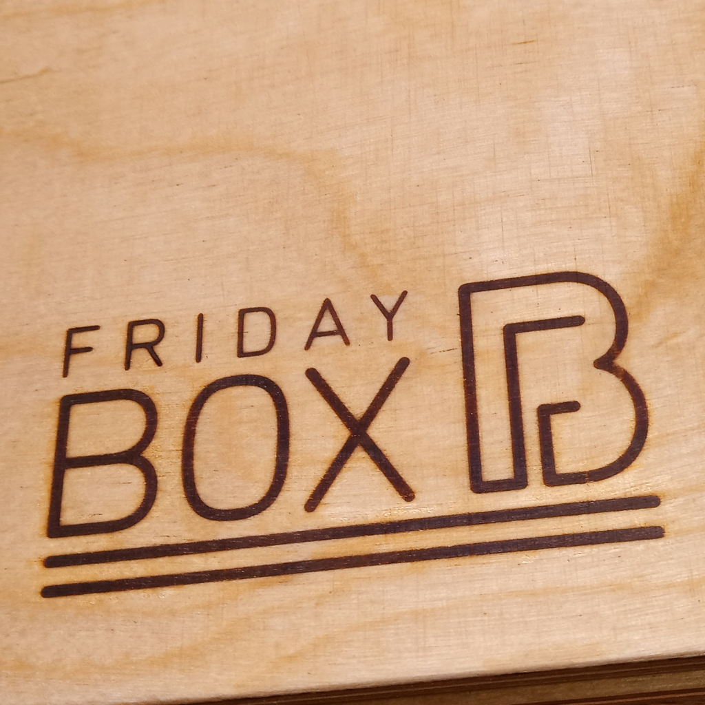 FridayBOX Logo mit Brennstempel eingebrannt