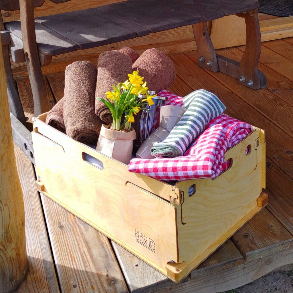 Linen and towels in the foldable wooden FridayBOX