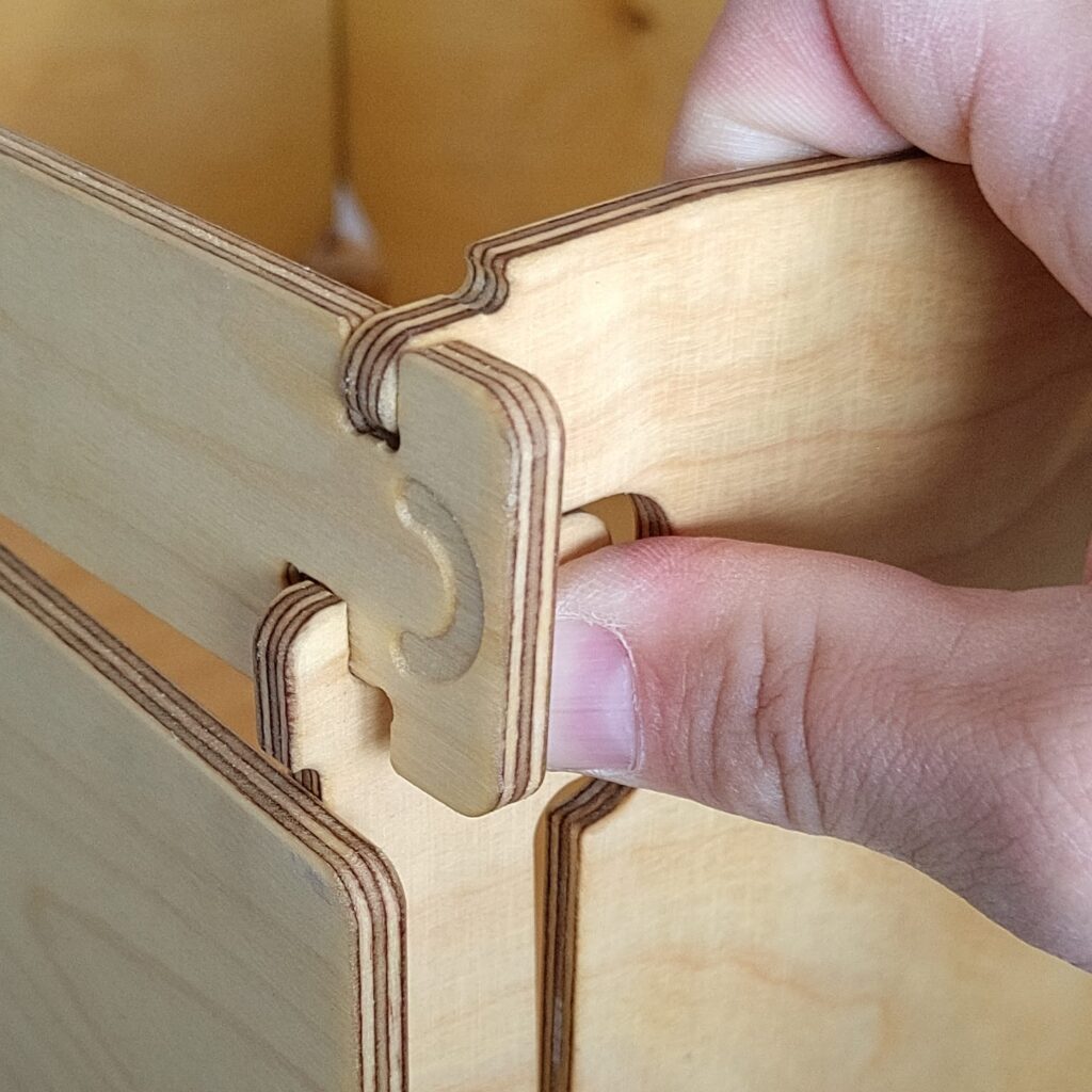 Fastening of the stackable foldable FridayBOX - open by pushing the button with the thumb.