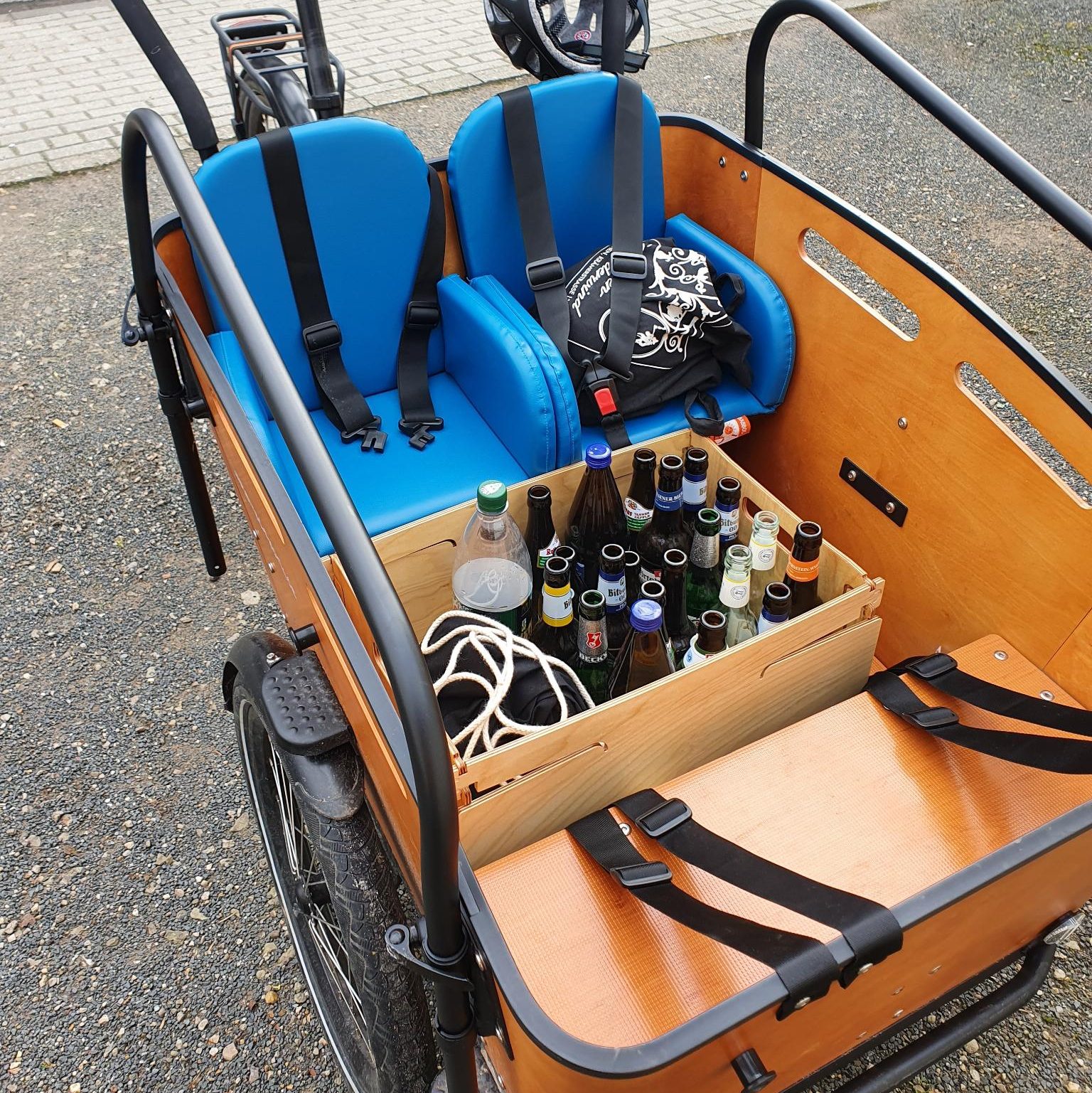 The stackable FridayBOX filled with bottles in a cargo bike 