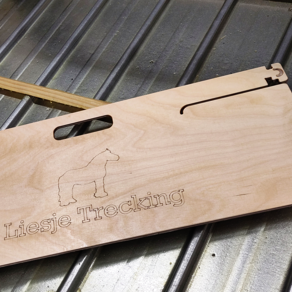 Seitenteil einer individuellen Klappbox aus Holz mit gelasertem Logo