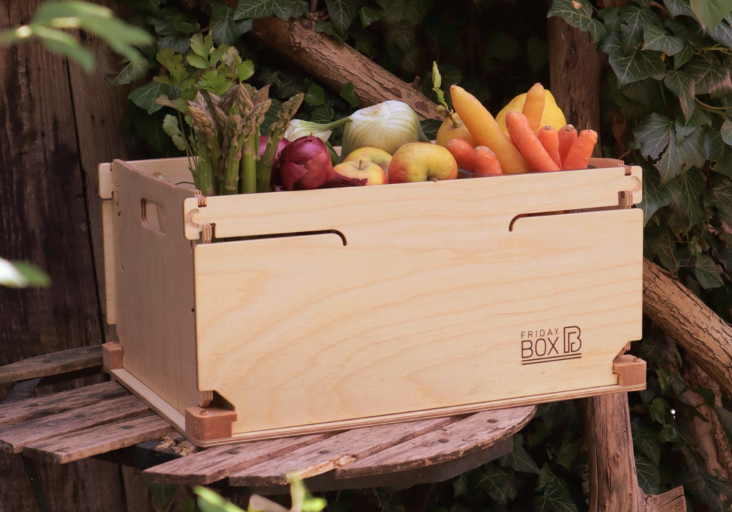 falbare stabile stapelbare Klappbox aus Holz - die FridayBOX mit Einkäufen